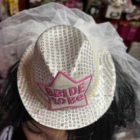   Bride to Be Leánybúcsú fejdísz - mini fehér cowboy kalap Fátyollal